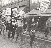 Rødstrømper under en demonstration